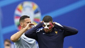 코뼈 골절당한 음바페의 프랑스 국기색상 마스크