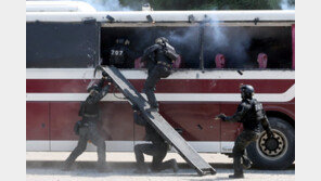 “버스 테러범 진압” 특전사 훈련 실전 방불