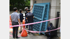 청주 고등학교서 70대 경비원, 정문 철문에 깔려…“사망”