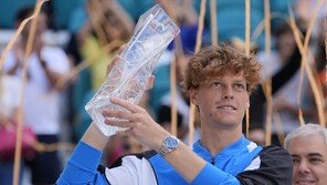 테니스 ‘세계랭킹 1위’ 신네르, 잔디 코트서 첫 우승