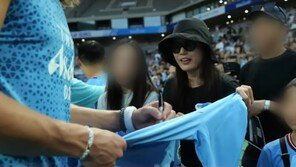 전지현, ♥훈남 남편·두 아들과 축구경기 직관 포착