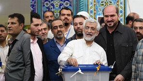 이란 대선, 개혁파 1위 이변… ‘하메네이 측근’ 강경파와 5일 결선