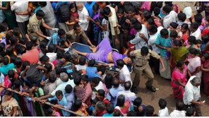 인도 종교행사 중 대규모 압사 사고…현지 언론 “사망자 100여 명”