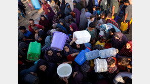 “물 좀 주세요”… 식수 받으러 몰려든 팔 난민들