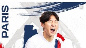 PSG 이강인, 새 시즌 원정 유니폼 모델로…“에펠탑 실루엣에 영감”