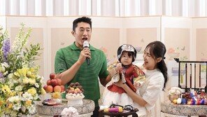 ‘삼남매 아빠’ 김동현, 첫돌 맞은 막내딸 안고 ‘애정 뚝뚝’