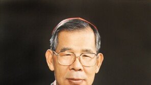 김수환 추기경, 공식 ‘하느님의 종’ 칭호 받는다…교황청, ‘장애 없음’ 승인