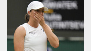 윔블던서 약했던 테니스 女단식 ‘세계 1위’ 시비옹테크, 3회전 탈락