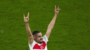 응원 저지-외교갈등으로…유로축구 ‘늑대 경례’ 논란