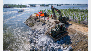 폭우에 무너진 中 ‘둥팅호’ 제방… 인근 7개 마을 침수 