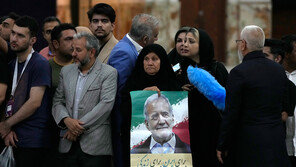 “서방과 대화” 이란 개혁파 대통령 당선… 앞길은 지뢰밭