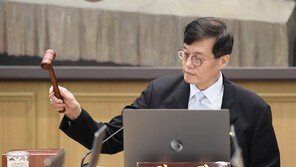 한은 총재 “금통위 전원 일치로 기준금리 동결 결정”