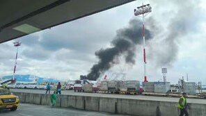 19명 탄 네팔 비행기 활주로 이탈 후 화재…최소 5명 사망