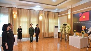 北김정은, 베트남 서기장에 화환·간부들은 대사관 찾아…‘조문 외교’
