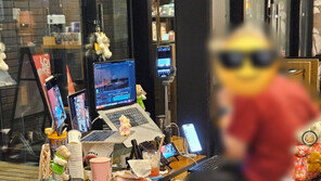 노트북·휴대전화 잔뜩…日스타벅스에 작업실 차린 ‘카공족’