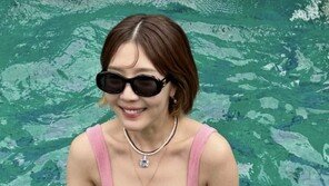 신다은, 연핑크 수영복 입고 뽐낸 늘씬 S라인