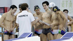 김우민 기쁨·황선우 아쉬움 교차한 대표팀…계영 800m 메달 도전