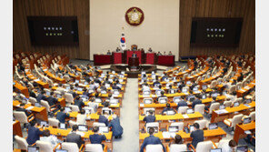 ‘텅 빈 본회의장, 무관심 속 독백만’…필리버스터 무용론