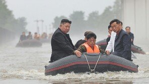 북한이 김정은 고무보트 ‘흔들’ 공개한 이유는…“인민들 가슴 철렁였다”