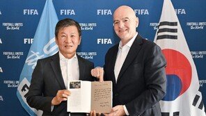 정몽규 축구협회장, 파리서 FIFA 회장 만나…친필 편지 담은 자서전 선물