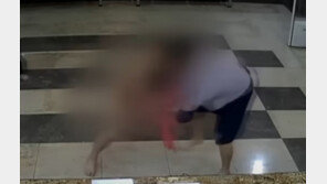 목욕탕서 아들 뒤 졸졸 쫓던 수상한 男…알몸으로 제압한 아빠(영상)