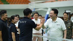 ‘여름휴가’ 尹대통령, 해군기지서 장병 격려…농구, 족구도 함께