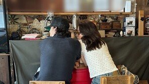 “한지민♥최정훈, 파리서 감출 수 없는 스킨십 데이트” 5일 전 목격담