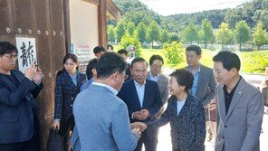 尹, 육영수 묘역 참배…朴과 통화서 “국정운영 조언 구하고 싶다”