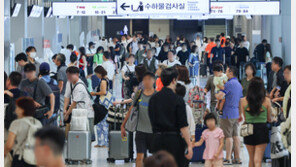 광복절 연휴, 인파로 붐비는 김포공항