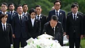 윤 대통령 부부, 육영수 여사 서거 50주기 맞아 묘역 참배