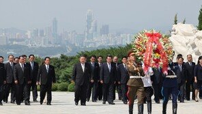 北김정은, 광복절 맞아 러와 ‘밀착’…푸틴과 축전 주고 받고 해방탑 찾아