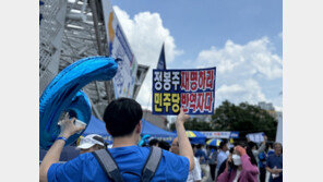 민주 전대 1만명 운집 축제 열기…‘정봉주 아웃’ 피켓 등장