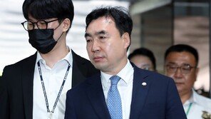 ‘입법 청탁 뇌물’ 의혹 추가기소된 윤관석, 첫 재판서 ‘혐의 부인’