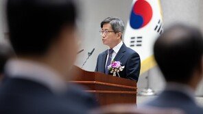 검찰, ‘거짓해명 의혹’ 김명수 전 대법원장 소환조사