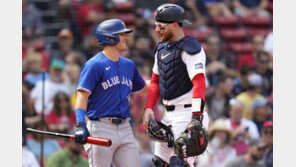 공격땐 이팀 수비땐 저팀… MLB 선수가 ‘한경기 두팀’ 뛴 사연