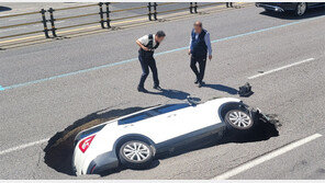 서울서 또 싱크홀… 도심 달리던 車, 땅속으로 ‘폭삭’