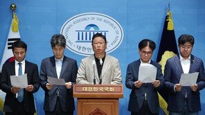 檢, ‘문재인 피의자’ 적시에…野 “정치 보복의 칼 꺼내들어”