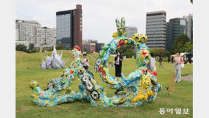 ‘잔디밭 미술관’서 조각품 감상해요