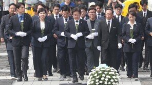 이재명, 봉하마을 참배…권양숙 여사에 “당에서 중심 갖고 잘 해나가겠다”