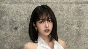 안유진, 잘록 허리라인 드러낸 무대 의상…도발 매력 