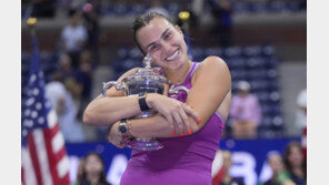 ‘하드코트 퀸’ 사발렌카, US오픈도 포옹