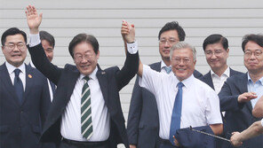 이재명 “文가족 수사는 정치탄압”  文 “재집권위해 지지층 넓혀야”