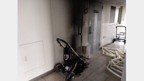 인천 아파트 복도 세워놓은 유모차 불…경찰 “방화 용의자 추적”