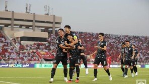 손흥민이 ‘원더골’로 구했다…홍명보호, 오만에 2-1 리드