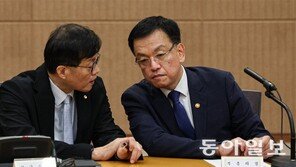 이창용의 고민… 시장선 “늦기전 금리 내려야” 변수는 집값-주담대