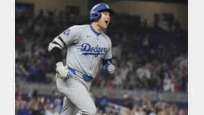 오타니, MLB 최초 50홈런-50도루…새 역사 썼다