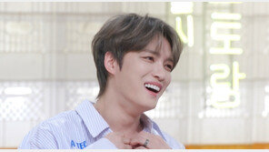 “이런 두께 처음” 김재중, 아버지에게 두둑한 돈뭉치 선물