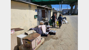 “이런 물난리 처음”…젖은 가구 말리고 흙탕물 치우며 힘겨운 복구