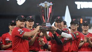 KIA, 7년 만에 정규시즌 1위…광주서 우승 트로피 번쩍