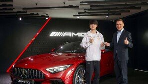 이 차가 진짜 페이커 소유 車… 벤츠, 전설된 이상혁 선수에 ‘AMG SL63’ 선물